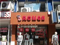 rouge ahsap zemin uzerine isikli kabartma tabela